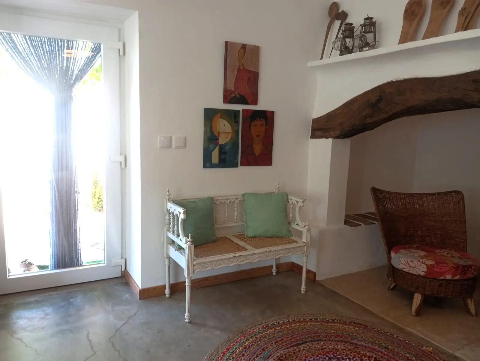 Sala com lareira de viga, arte bohemian e tapete colorido